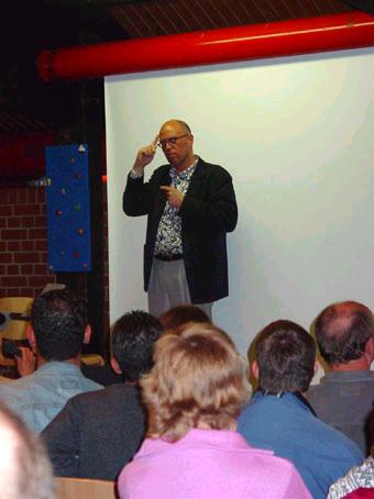 Ulrich Hase referiert zum Thema.