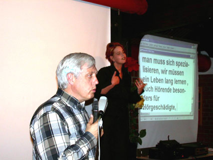 links: H. Peters, rechts: DGS - Dolmetscher S. Klefeker