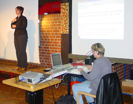 Stefanie Klefeker und Monika Widners dolmetschen.