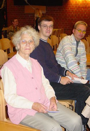 Jung und Alt interessieren sich fr das Thema.
