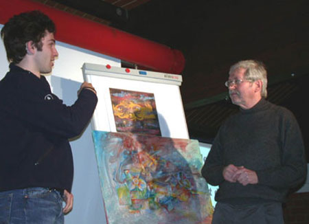 Ein geh�rloser Teilnehmer stellt Fragen zur Bild-Konzeption