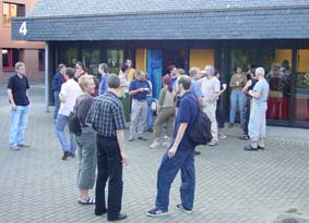 auf dem Vorplatz des Internats