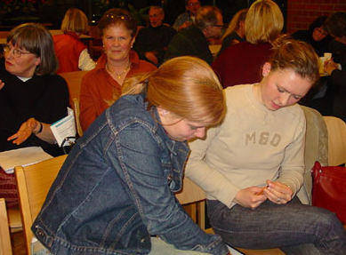 Vanessa Schilling und Dominika Duda ber ihrer Mitschrift