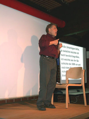 Der Referent begrt die Zuschauer