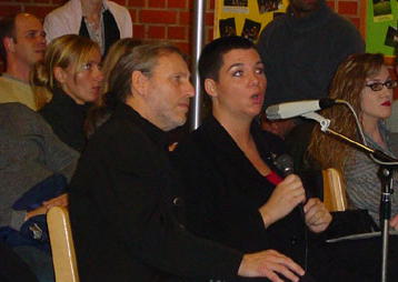 die Gebrdensprachdolmetscher Friedel Lechtleitner und Bastienne Rehe
