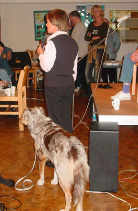 Frau Bernard vom Landesblindenverband NRW demonstriert die Hilfe durch einen Blindenhund