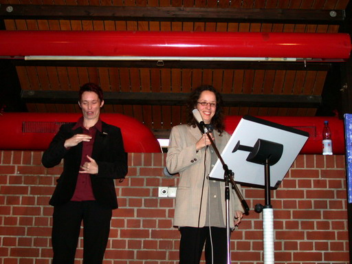 links: DGS-Dolmetscherin Esther Winking rechts: Frau Dr. Stoltzenberg