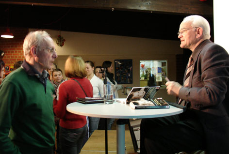 Norbert Franitzek signiert ein Buch