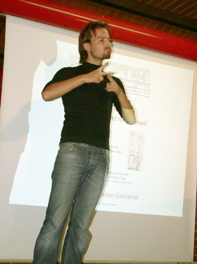 Benedikt Feldmann moderiert die Veranstaltung