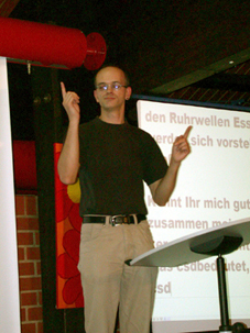 Volker Hermey referiert ber den Christopher Street Day