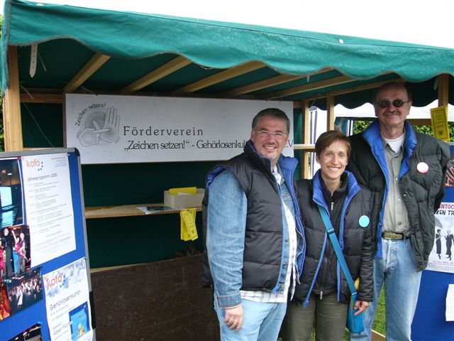 Team von Zs vor dem Stand